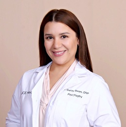 Geidy Rivers headshot in a white medical coat